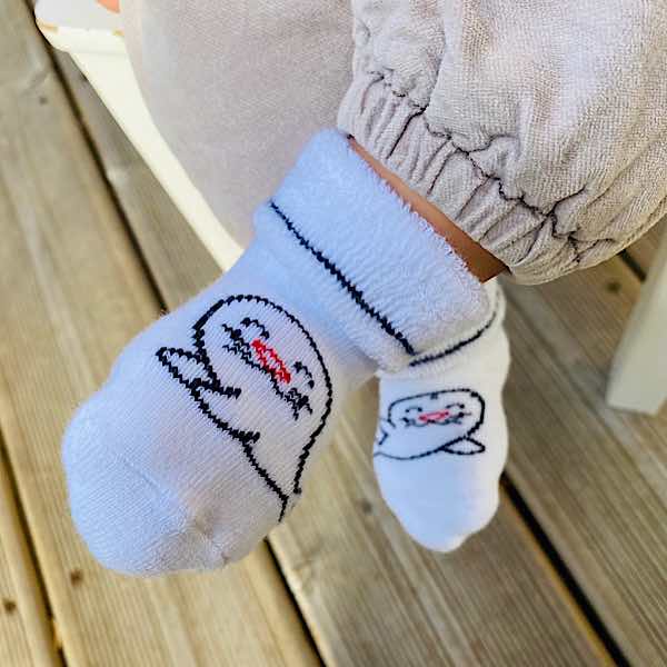 chaussettes blanches pour bébé